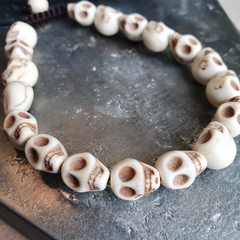 Bracelet de perles en os en forme de tête de mort