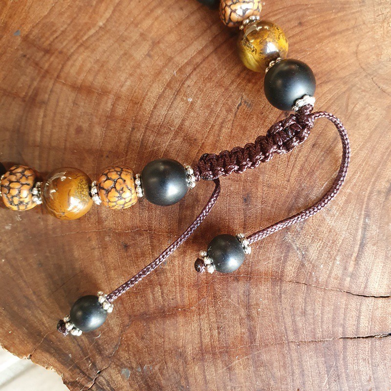 Bracelet en perles de shaligram, oeil de tigre et rudraksha polies