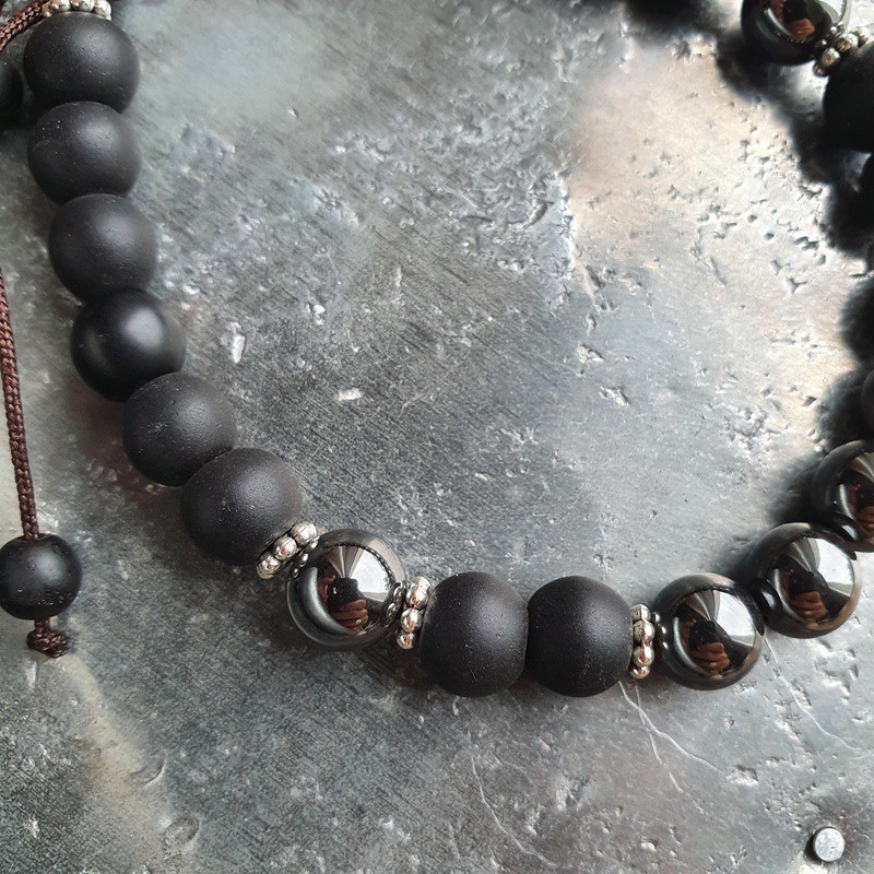 Bracelet hématite et perles en graines de shaligram