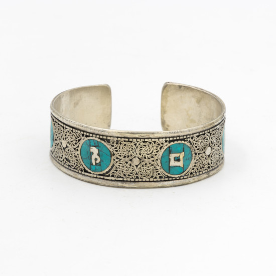 Bracelet mantra Om mani Padme Hum sur fond en pierre