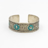 Bracelet mantra Om mani Padme Hum sur fond en pierre