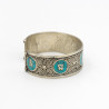 Bracelet mantra Om mani Padme Hum sur fond en pierre
