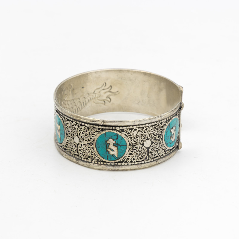 Bracelet mantra Om mani Padme Hum sur fond en pierre