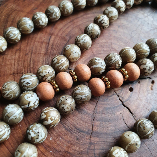 Collier coquillage gravé et perles de bois de santal