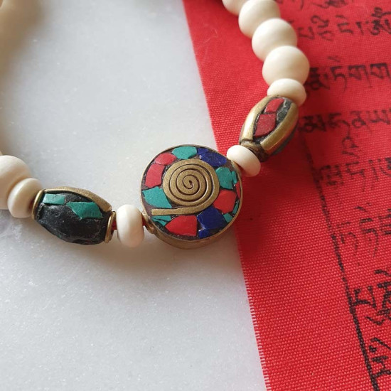 Bracelet mâlâ tibétain en perles d'os de couleur claire