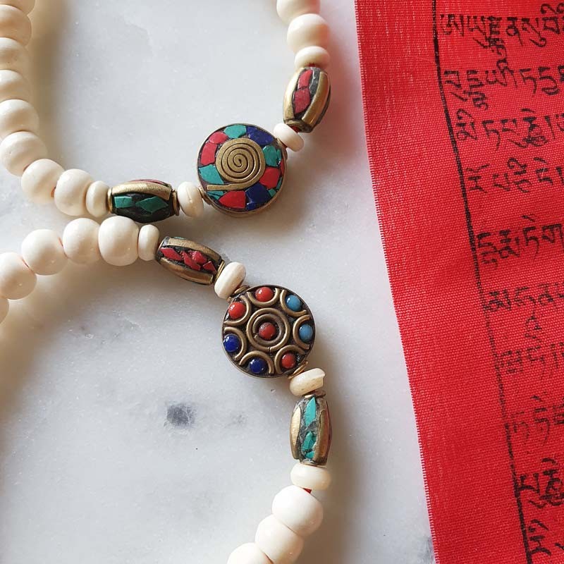 Bracelet mâlâ tibétain en perles d'os de couleur claire