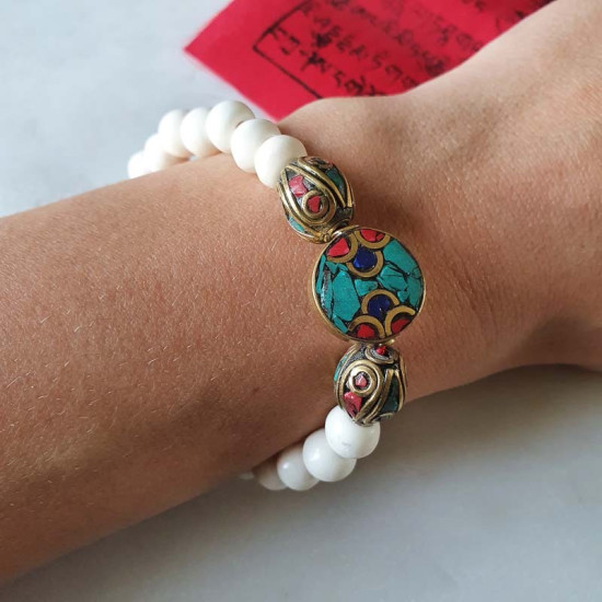 Bracelet de perles en os blanc et perles tibétaines