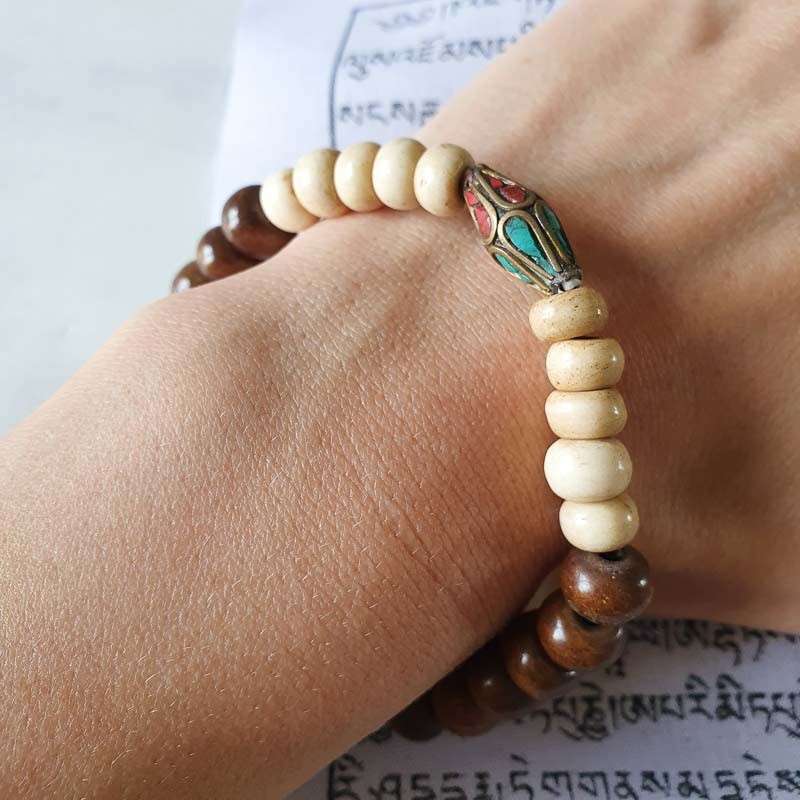 Bracelet bicolore en os et perle tibétaine