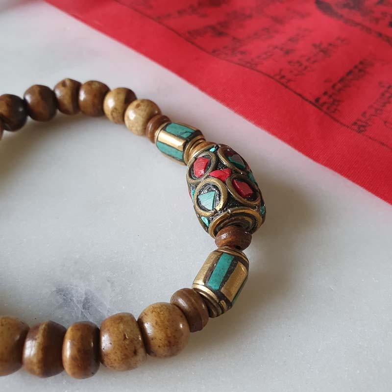 Bracelet en os brun et perle tibétaine