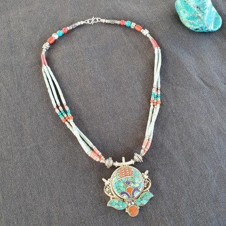 Kunsang - Collier tibétain en turquoise et corail - Colliers tibétains Kunsang - Collier tibétain en turquoise et corail - Colliers tibétains
