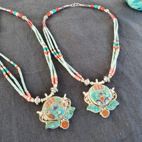 Kunsang - Collier tibétain en turquoise et corail - Colliers tibétains Kunsang - Collier tibétain en turquoise et corail - Colliers tibétains