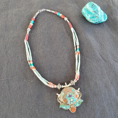 Kunsang - Collier tibétain en turquoise et corail - Colliers tibétains Kunsang - Collier tibétain en turquoise et corail - Colliers tibétains