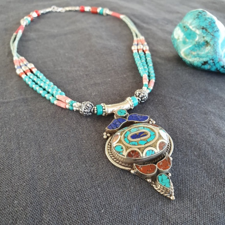 Parure ethnique "Pumo" en turquoise et corail - Colliers tibétains Parure ethnique "Pumo" en turquoise et corail - Colliers tibétains