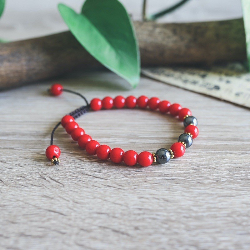 Bracelet mâlâ de perles rouges et pierre hématite