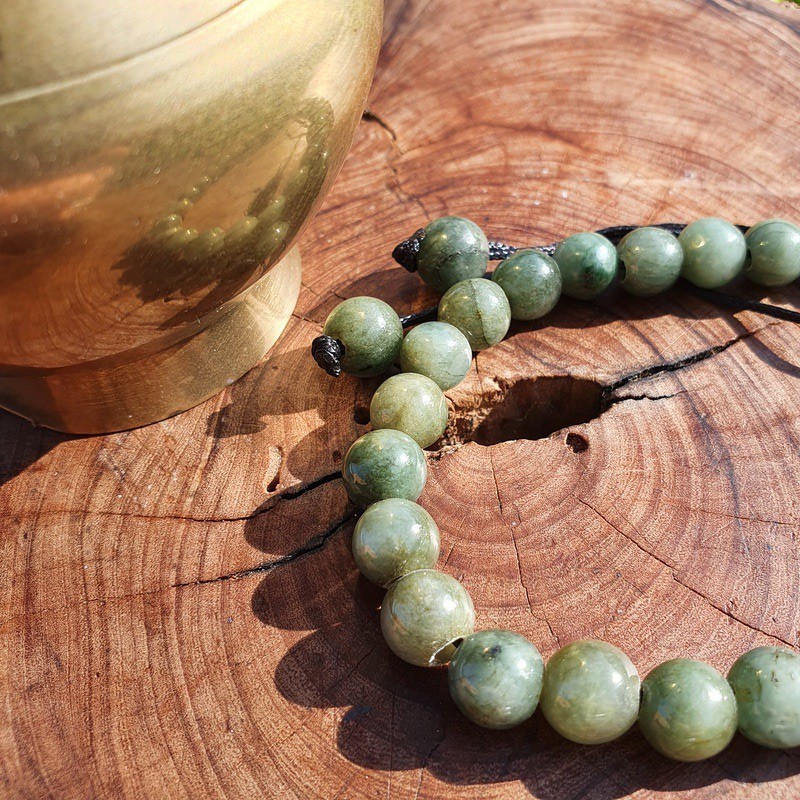 Bracelet mâlâ en perles de jade de Birmanie