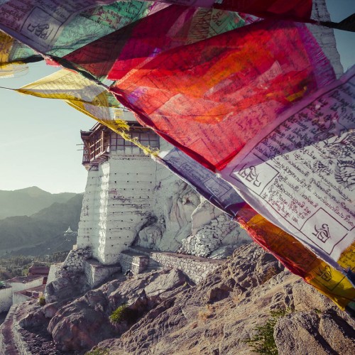 Drapeaux tibétains de prières bouddhistes du Népal