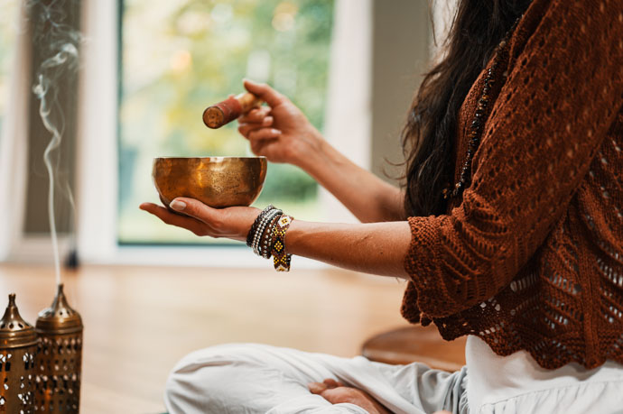 Pratique du yoga avec un bol tibétain