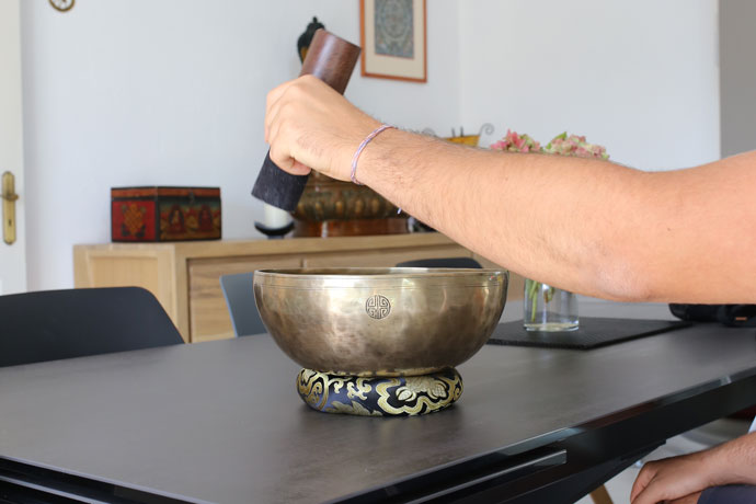 Comment placer un bol chantant sur une table