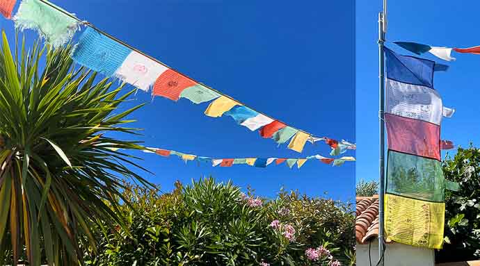 Drapeaux de prière tibétains horizontaux et verticaux