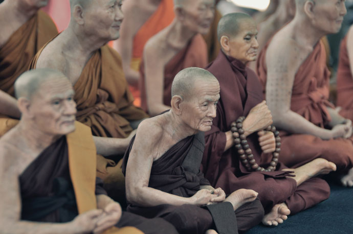 Moines bouddhistes en pleine méditation